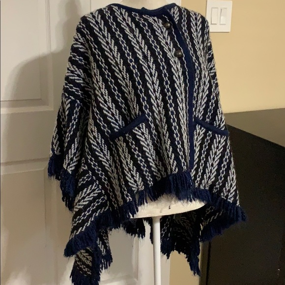 Tajo Jacquard Poncho - Picture 2 of 6